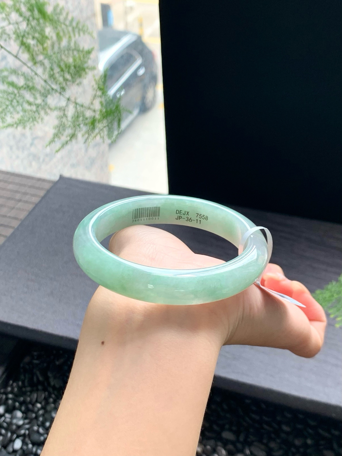 清清甜甜的浅绿，质地精致，温润晶莹翠意盎然，清新典雅，高贵大方58-12.5-8mm