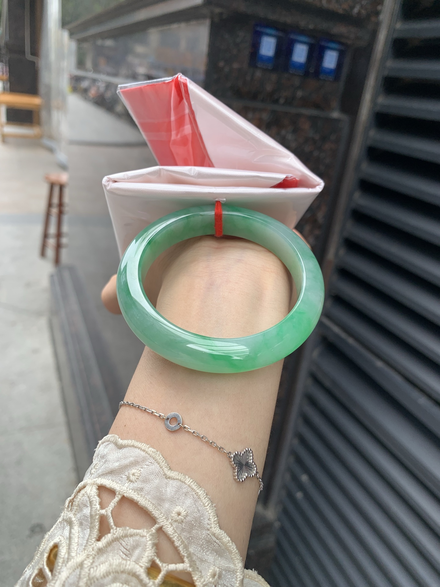 满绿正圈 54.5-8.1-11.2 0518-563-10551 打灯细纹，不影响，底妆水润，满圈阳绿花色鲜艳青翠，色泽均匀分布，举手投足之间散发出来的贵气感