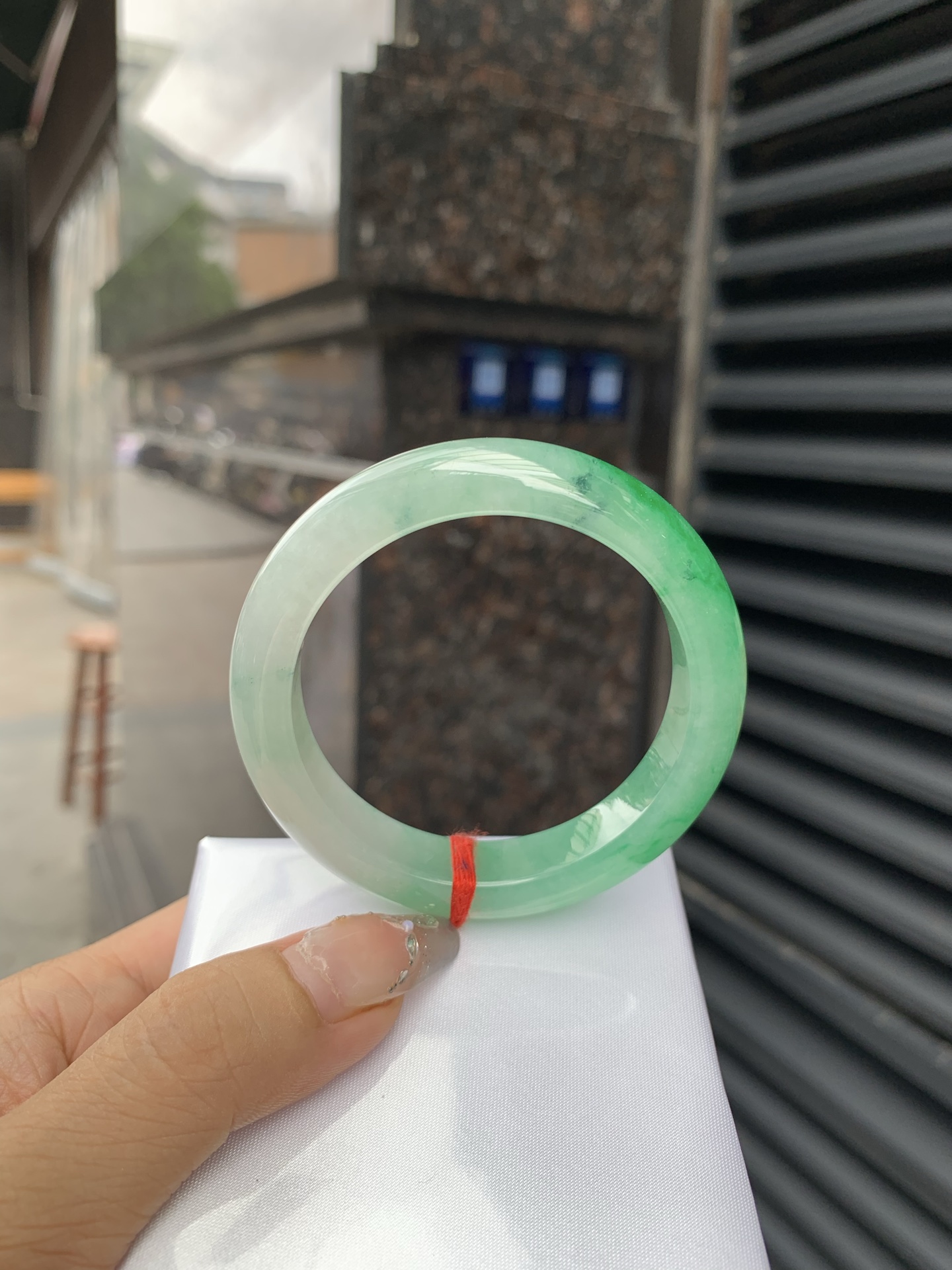 阳绿白底青正圈 打灯细纹，底妆冰润，近满圈阳绿点缀腕间风华，干净纯净的底色上，一抹翠色肆意流淌，宛如春日里的繁华盛景