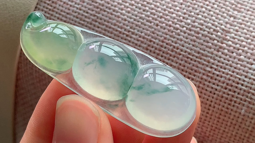 天然翡翠，飘花福豆，冰黄无裂，尺寸49.7-19.5-8 ac517