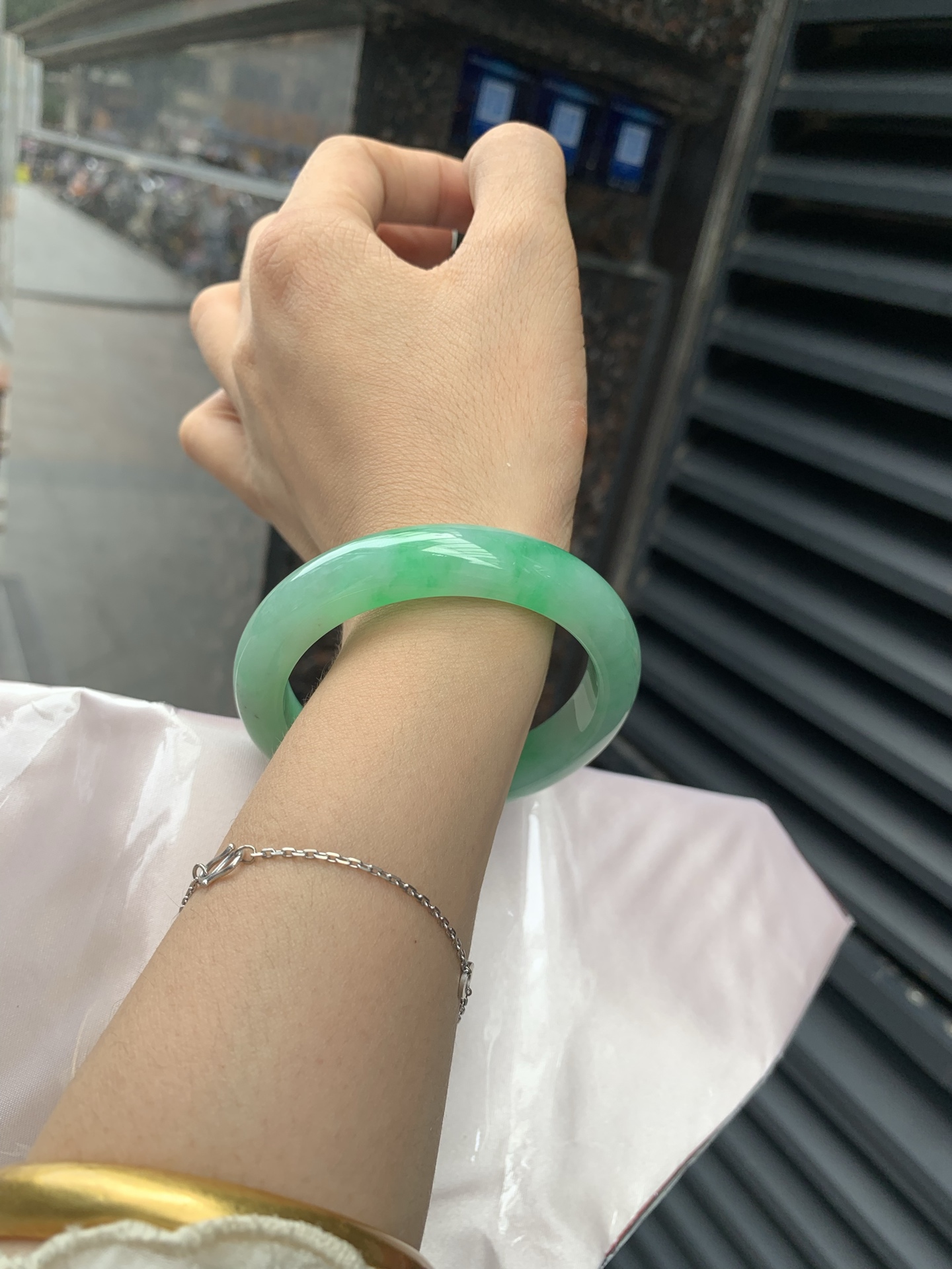 满绿正圈 54.5-8.1-11.2 0518-563-10551 打灯细纹，不影响，底妆水润，满圈阳绿花色鲜艳青翠，色泽均匀分布，举手投足之间散发出来的贵气感