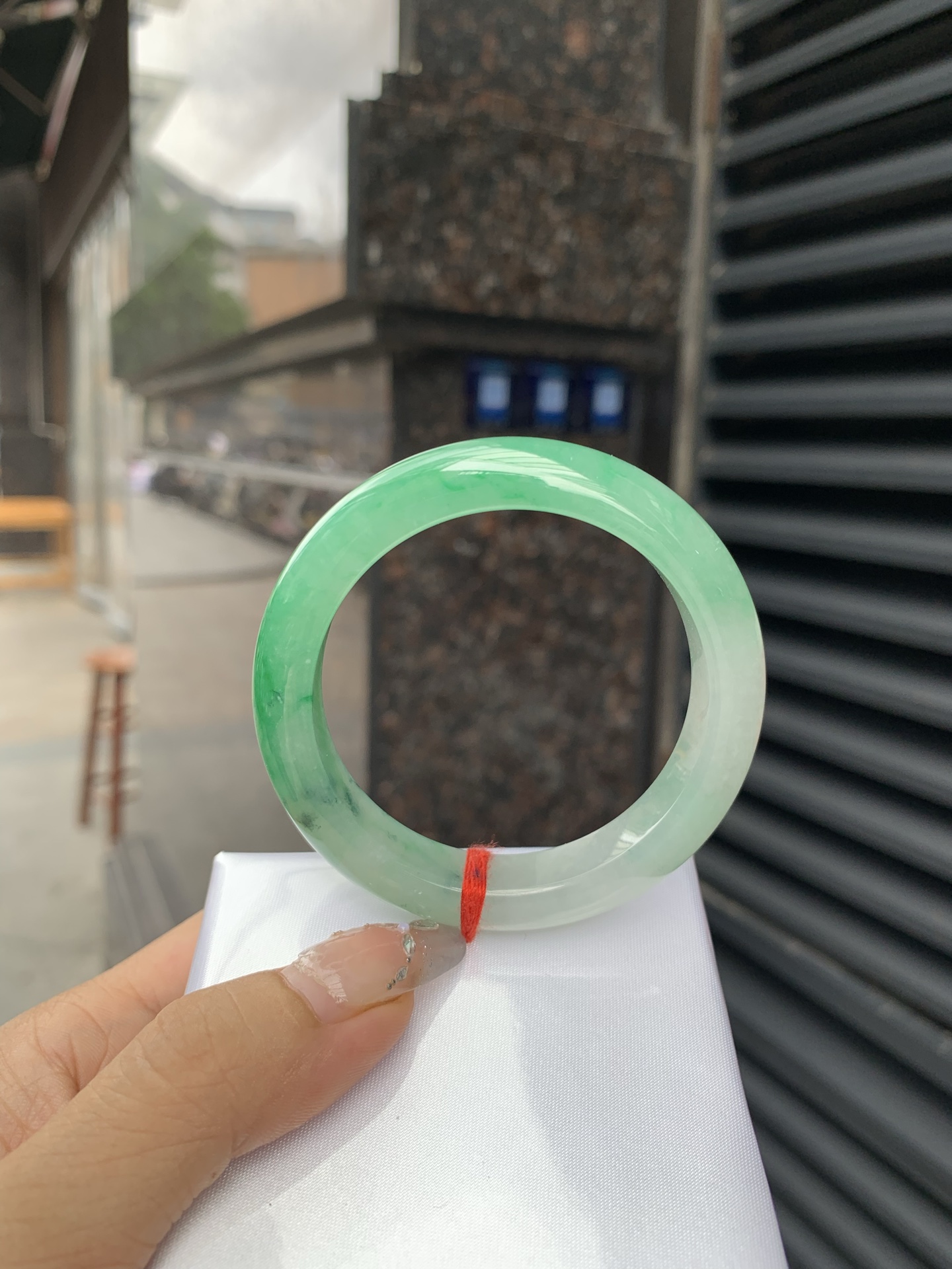 阳绿白底青正圈 打灯细纹，底妆冰润，近满圈阳绿点缀腕间风华，干净纯净的底色上，一抹翠色肆意流淌，宛如春日里的繁华盛景