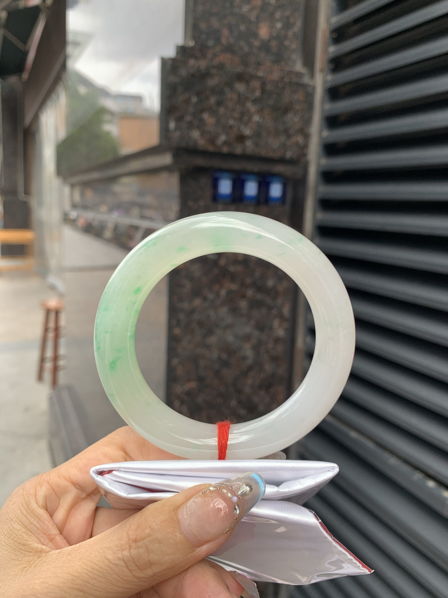 飘阳绿胖圆条 57.5-11.8-12.1 0518-563-10663 打灯小细纹，不影响，半圈飘阳绿碎花，色泽鲜艳，大胖圆条，市场上不多见了