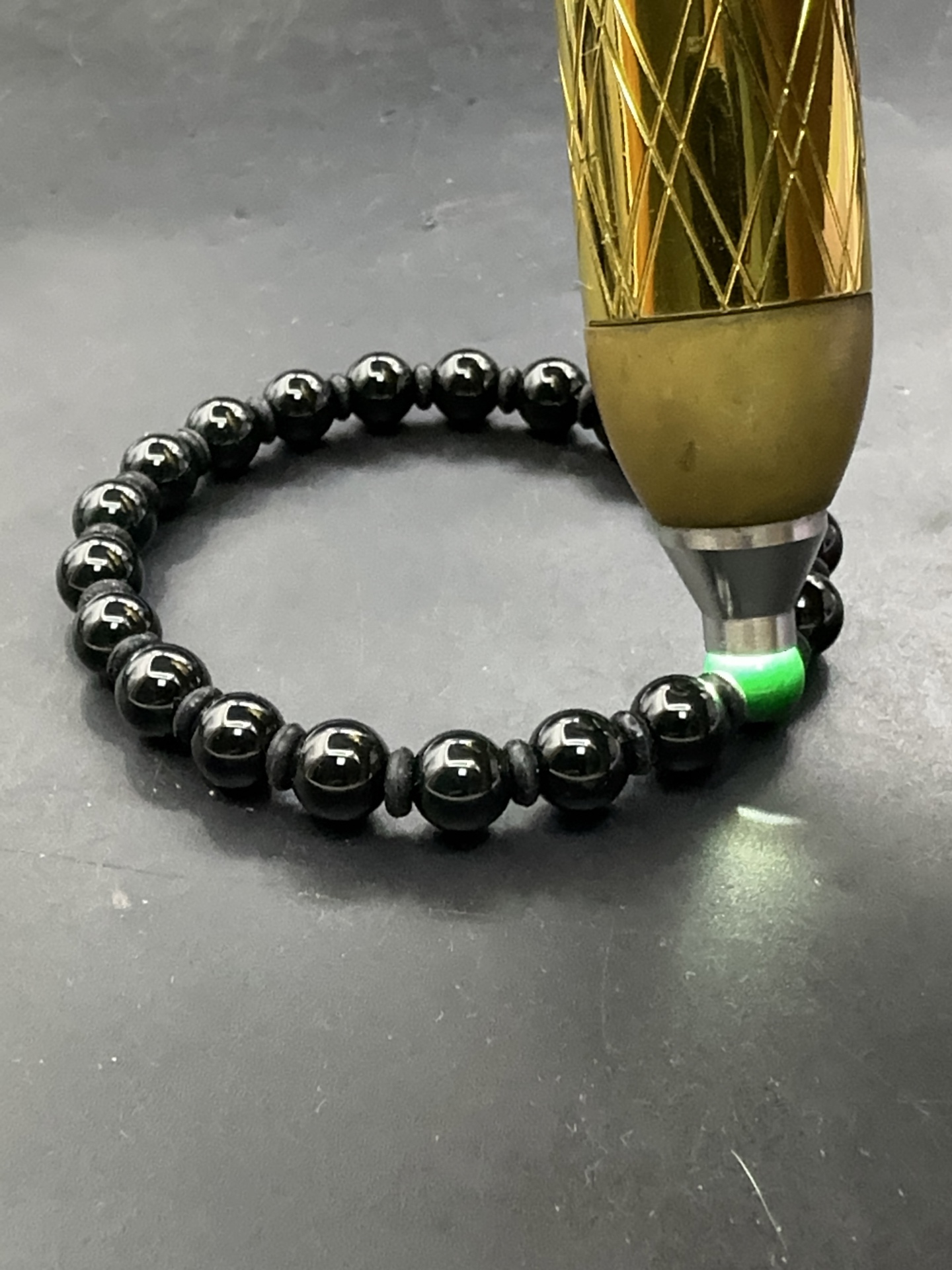 ️【墨翠手串8mm】老坑高冰   黑度极黑  灯照全透  呈帝王绿  种老起光   底极细腻  圆润饱满