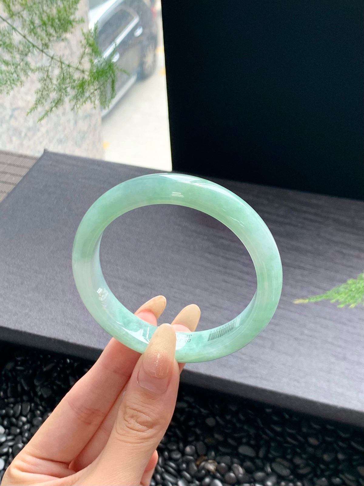 清清甜甜的浅绿，质地精致，温润晶莹翠意盎然，清新典雅，高贵大方58-12.5-8mm