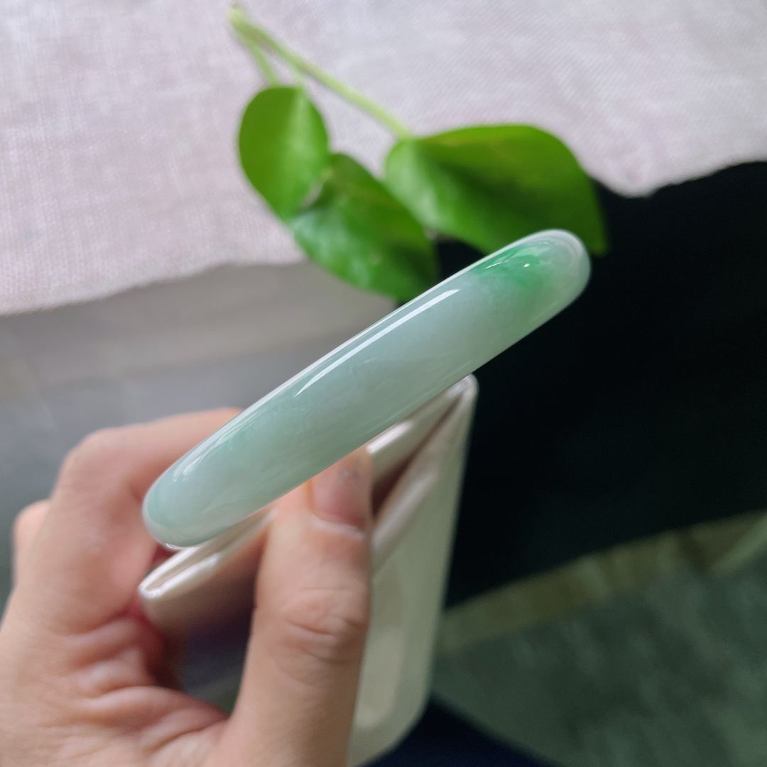58.2/10.9，飘花绿正圈，窄条，水润，青翠欲滴，俏丽若三春之桃，有纹，ss52583a