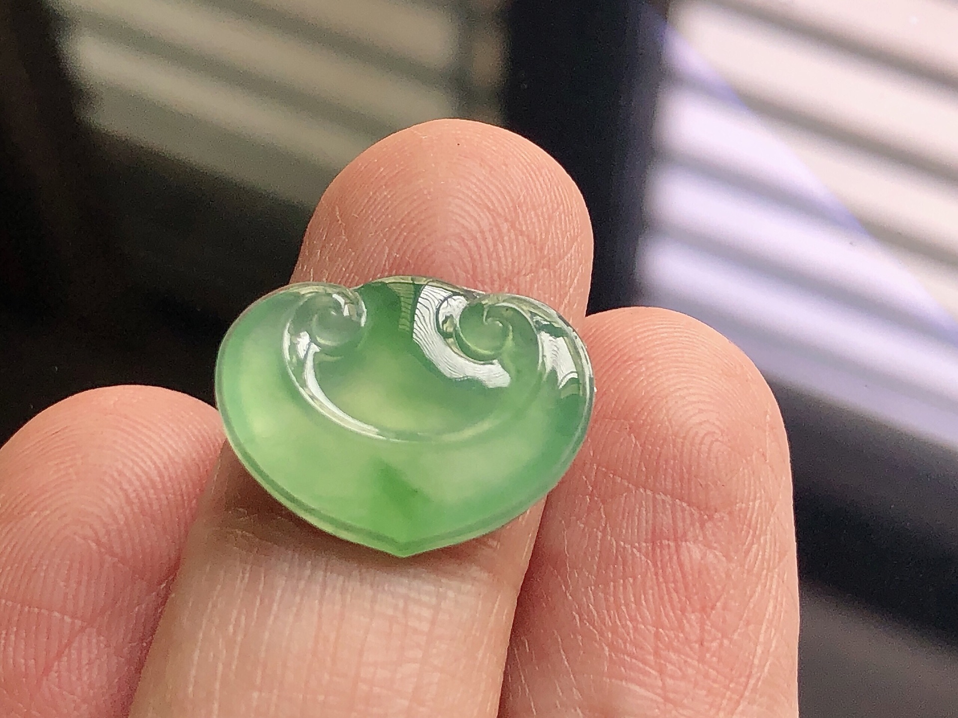 ️ 如意头， 色泽艳阳，通透水润，玉质细腻，夺目迷人，镶嵌效果，品相，无裂，尺寸18.1*14.2