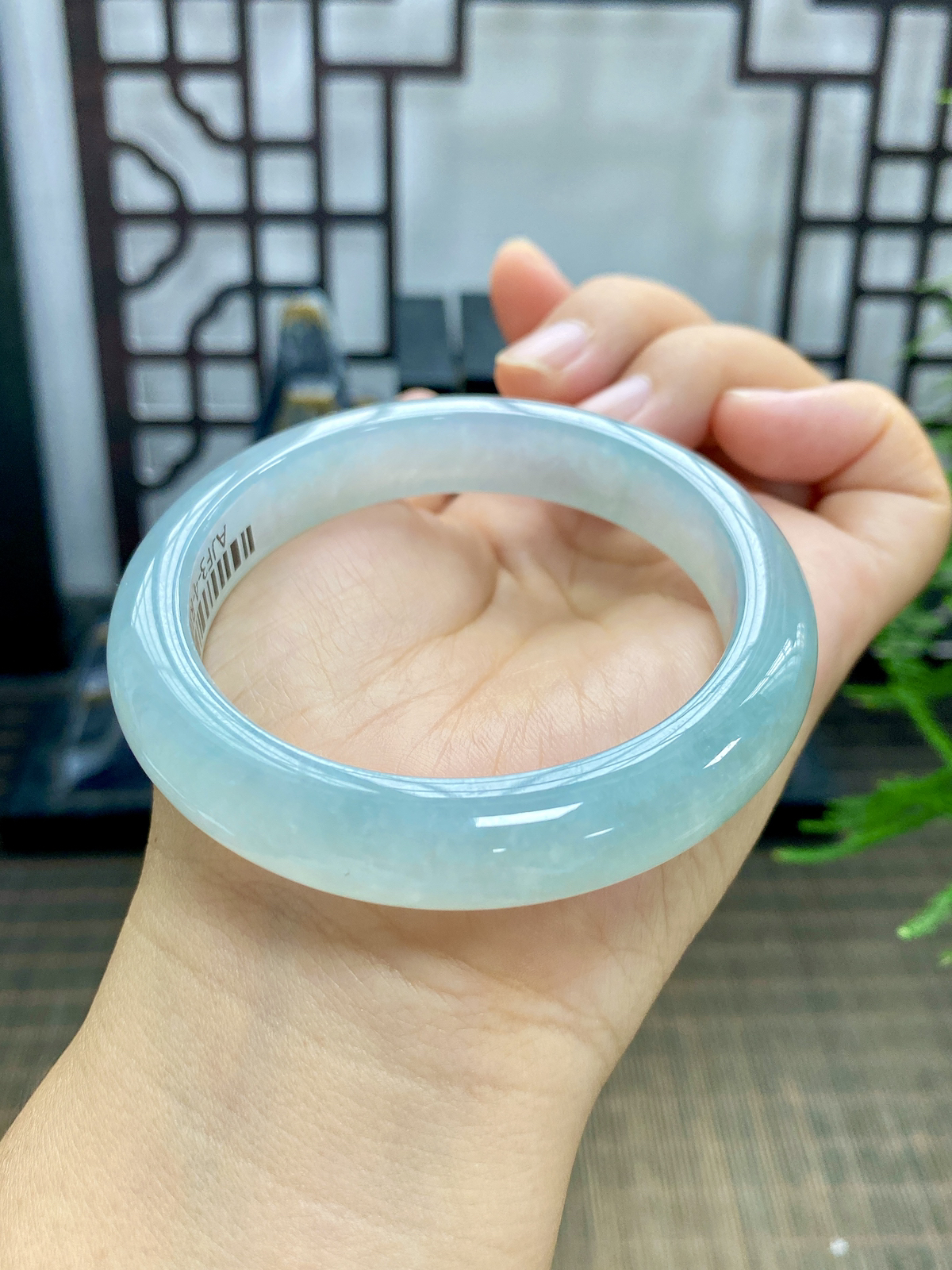54-55圈可戴。冰种澄澈的冰晴天空蓝翡翠正圈镯，似林间晴空倒映于静水，清冽干净。种质细腻通透，胶感