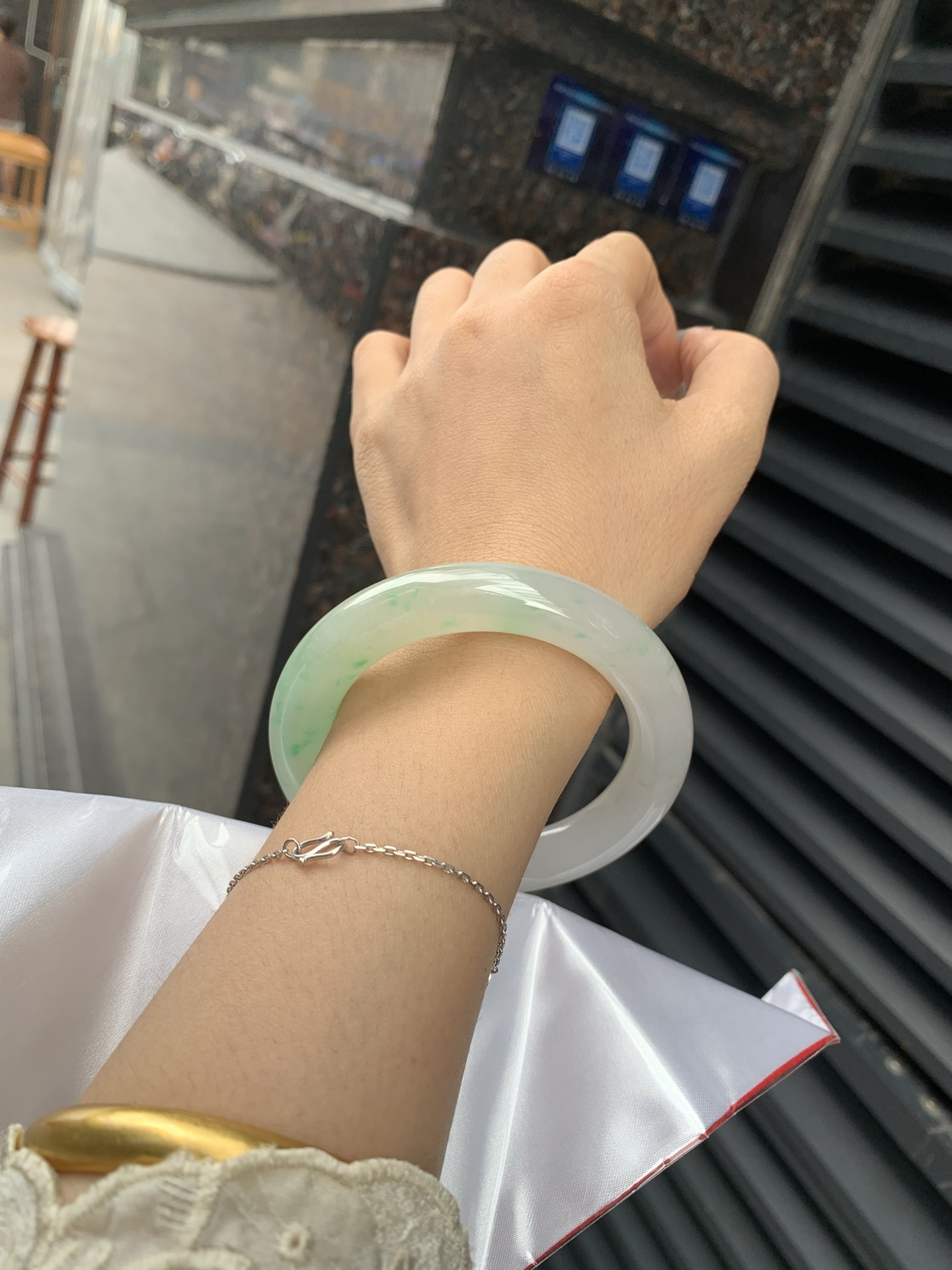 飘阳绿胖圆条 57.5-11.8-12.1 0518-563-10663 打灯小细纹，不影响，半圈飘阳绿碎花，色泽鲜艳，大胖圆条，市场上不多见了