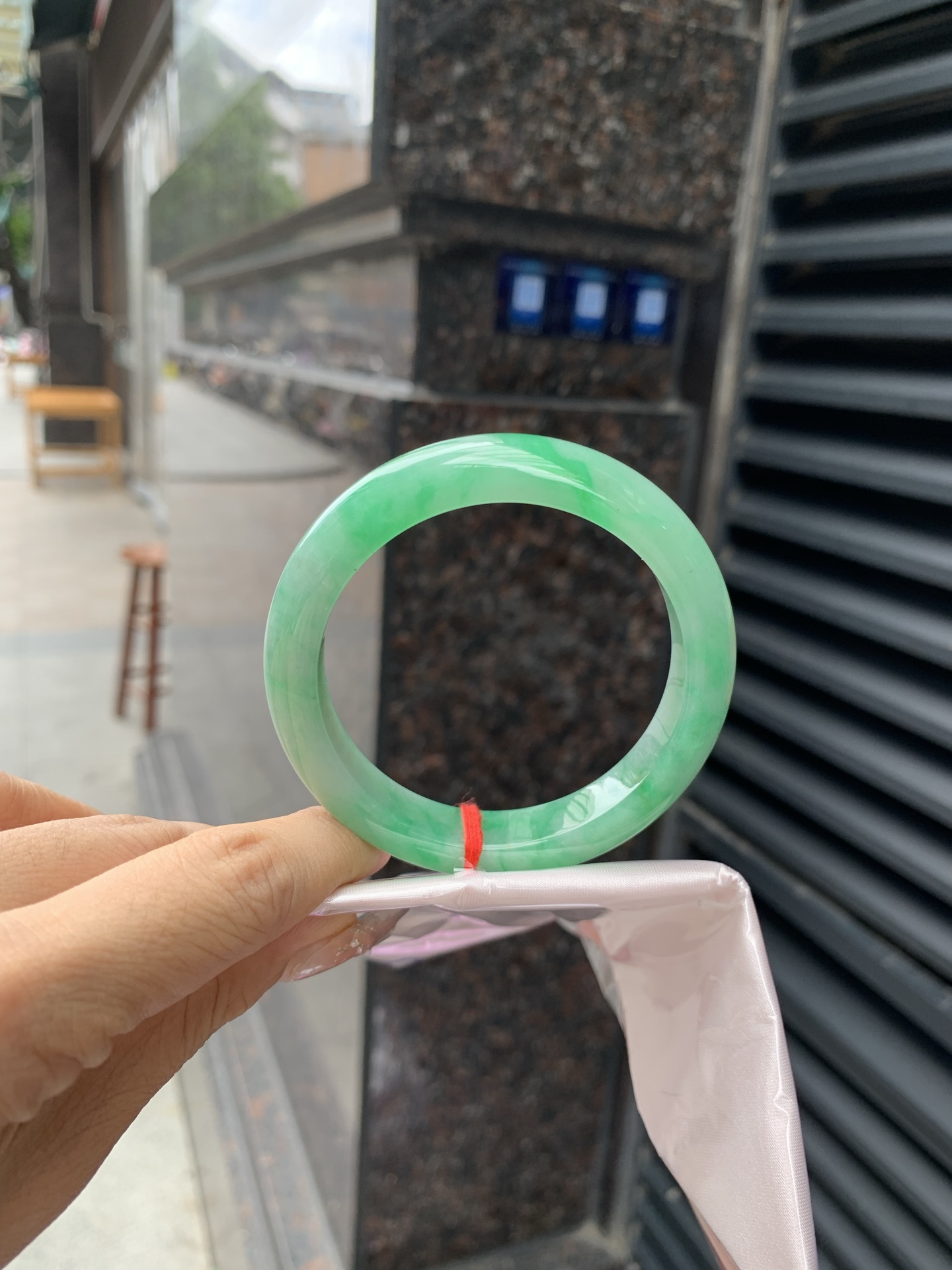 满绿正圈 54.5-8.1-11.2 0518-563-10551 打灯细纹，不影响，底妆水润，满圈阳绿花色鲜艳青翠，色泽均匀分布，举手投足之间散发出来的贵气感