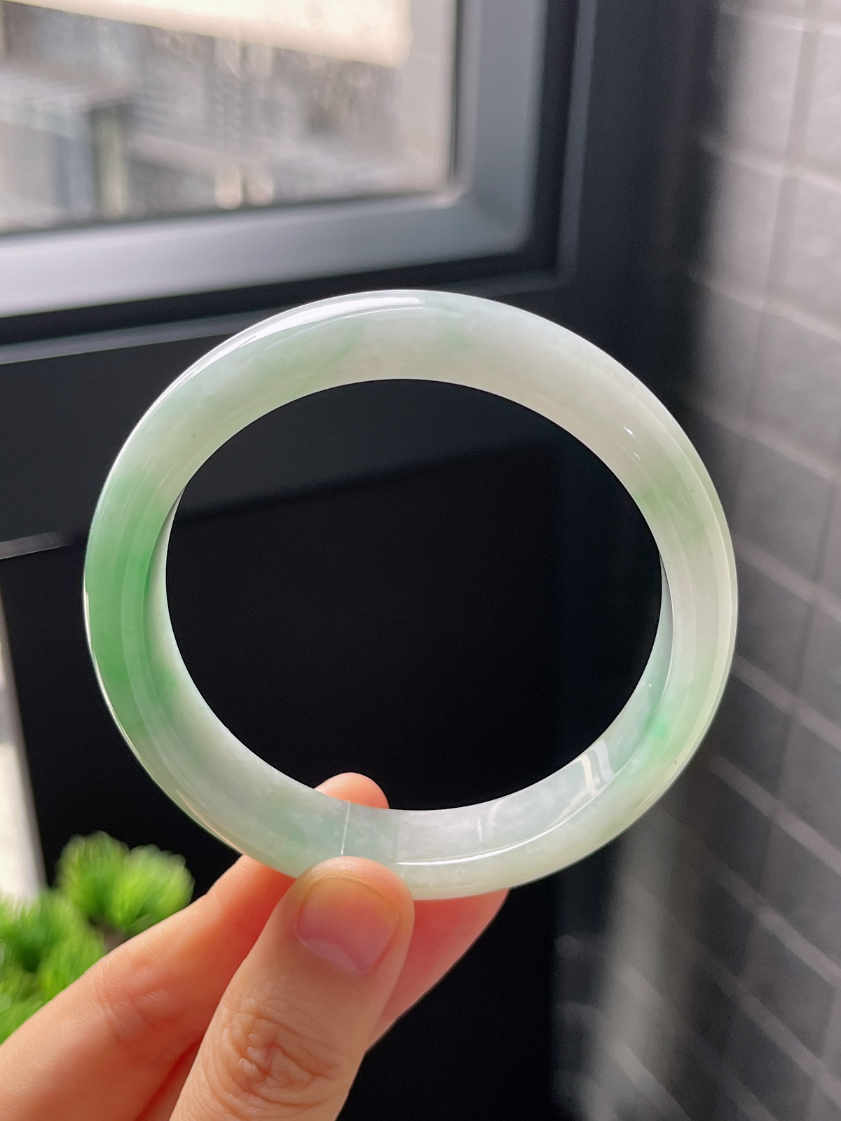 正圈57.4圈口，翡翠冰糯种飘绿手镯
