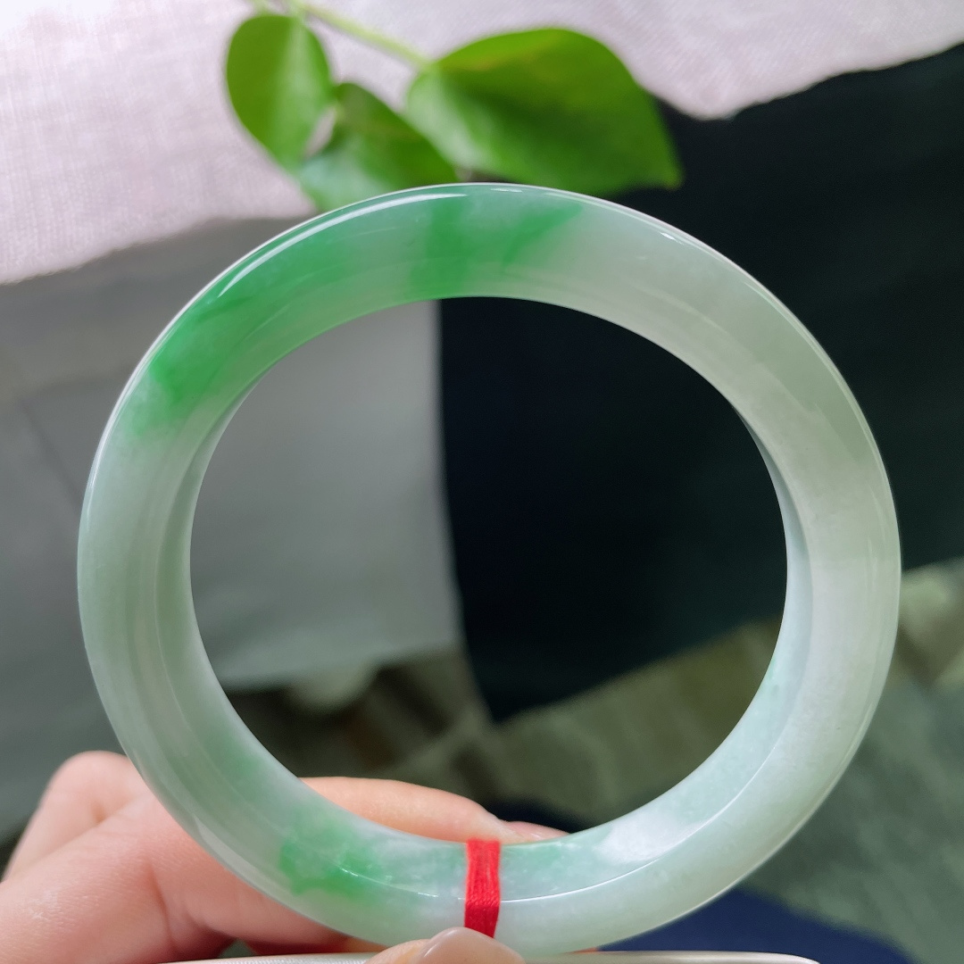 58.2/10.9，飘花绿正圈，窄条，水润，青翠欲滴，俏丽若三春之桃，有纹，ss52583a