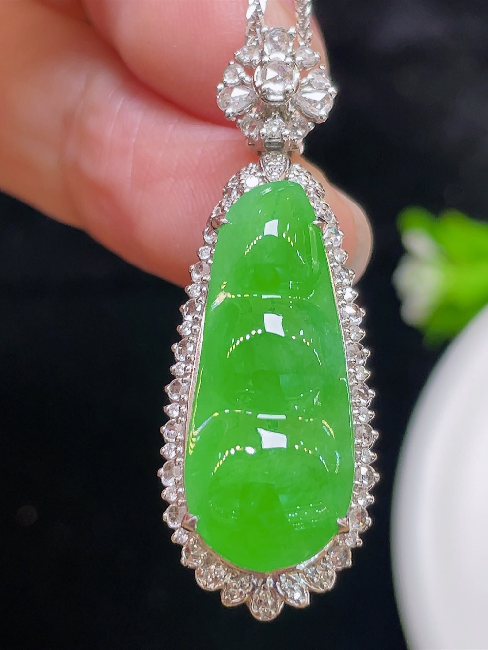 【冰种阳绿，福豆】大件饱满，通透水润，玉质细腻，翠色鲜艳，18k金奢华钻石镶嵌️，23.9-10.