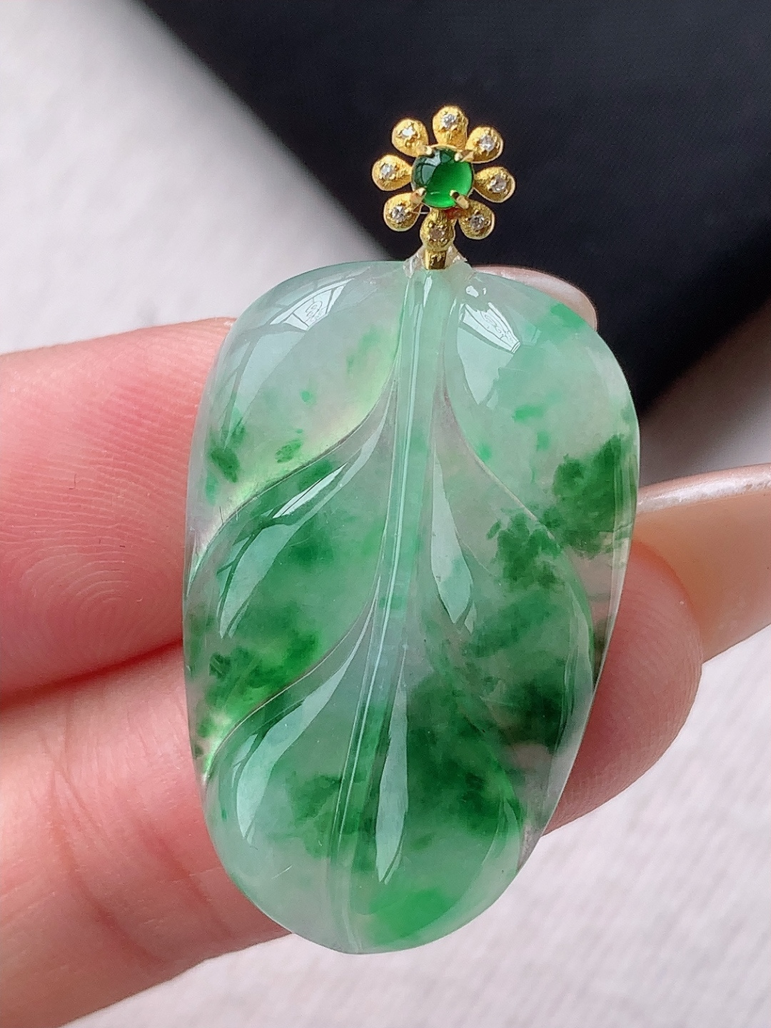 冰飘绿树叶吊坠，花色灵动，底子细腻水润，佩戴优雅精致，33.5