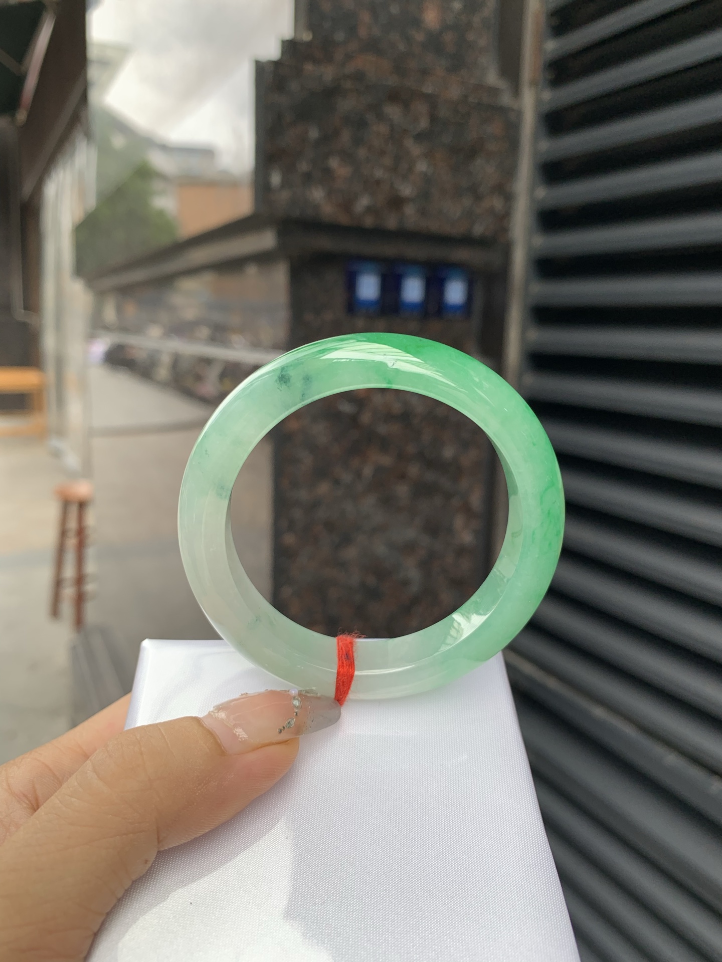 阳绿白底青正圈 打灯细纹，底妆冰润，近满圈阳绿点缀腕间风华，干净纯净的底色上，一抹翠色肆意流淌，宛如春日里的繁华盛景