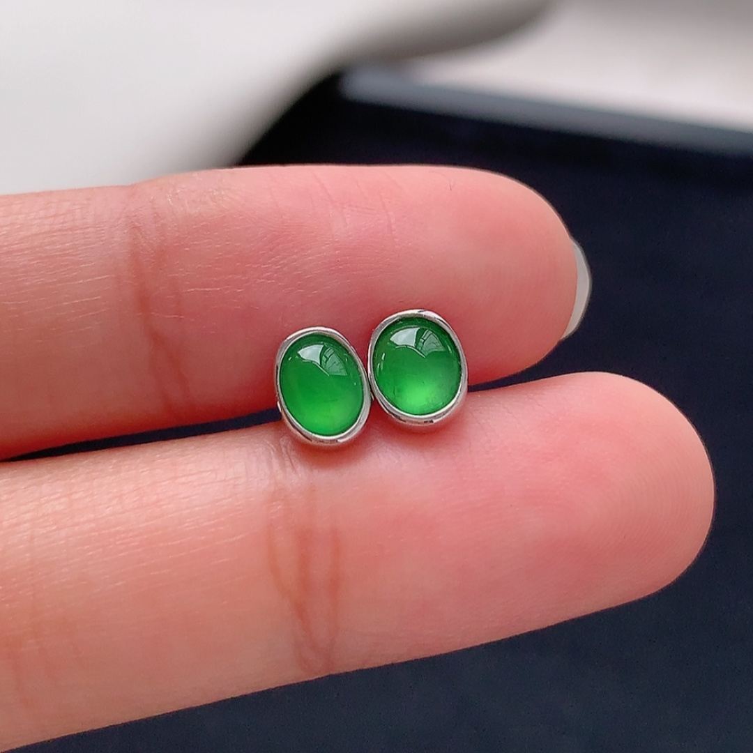 冰阳绿耳钉。翠色温婉，质地柔和，水润十足，佩戴气质优雅 货号28516，6.5-5.2-1.4