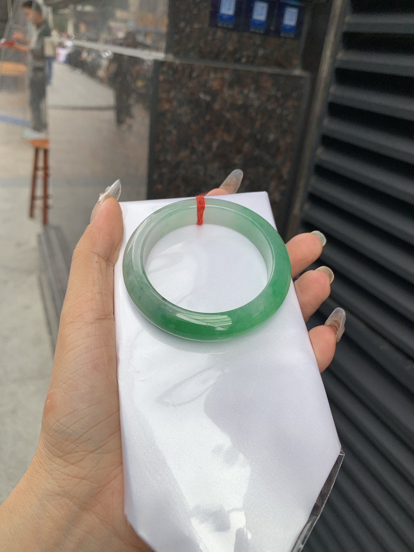 阳绿白底青正圈 打灯细纹，底妆冰润，近满圈阳绿点缀腕间风华，干净纯净的底色上，一抹翠色肆意流淌，宛如春日里的繁华盛景