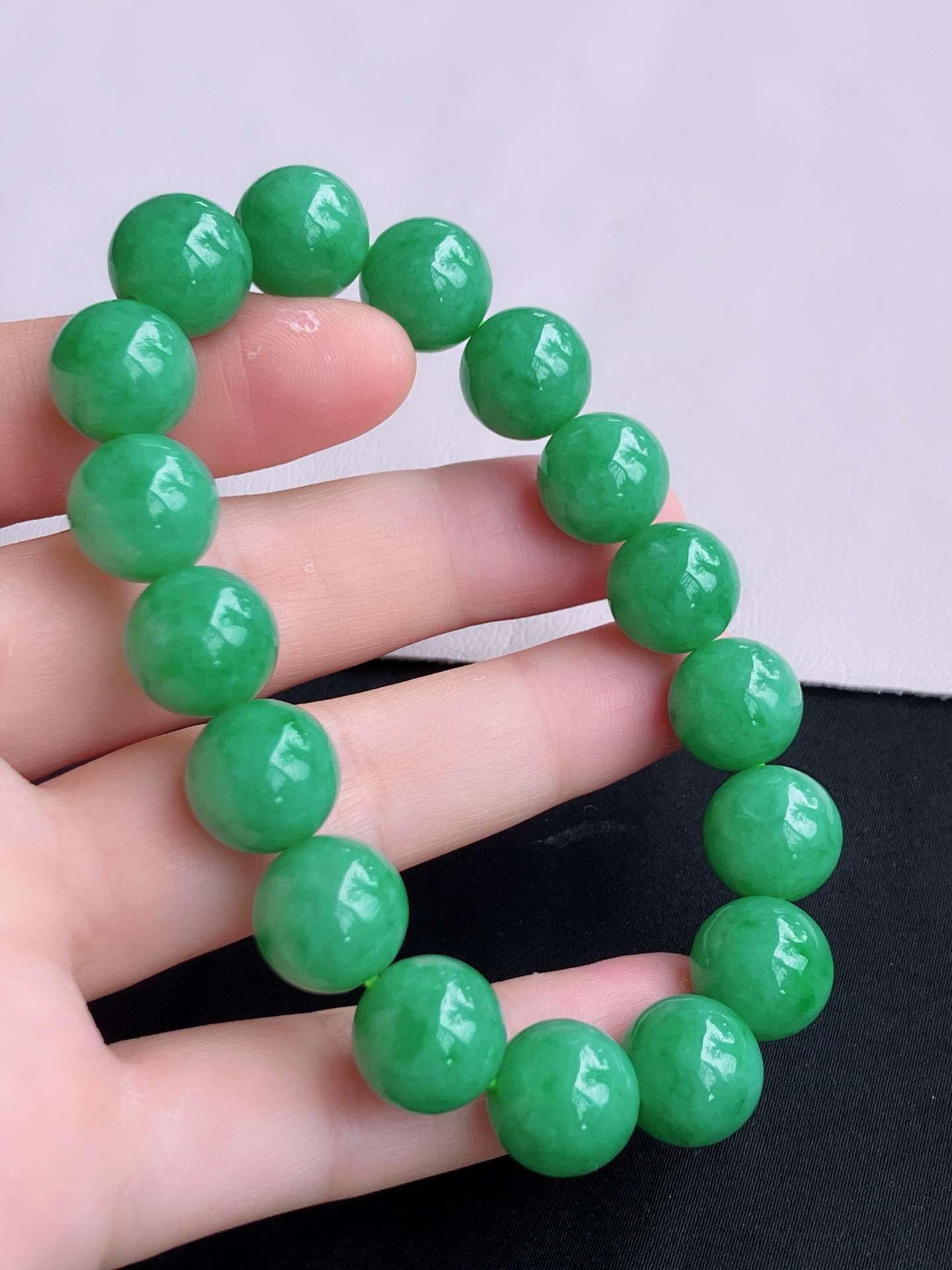 果绿手串，色美清爽，尺寸12.5/自然光实拍