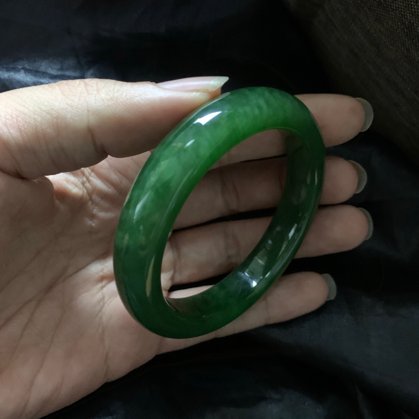 收藏款，56.5圈口和田玉碧玉冰底菠菜绿猫眼手镯，和田玉56.5圈口碧玉手镯，镯型古朴典雅。在诗情画