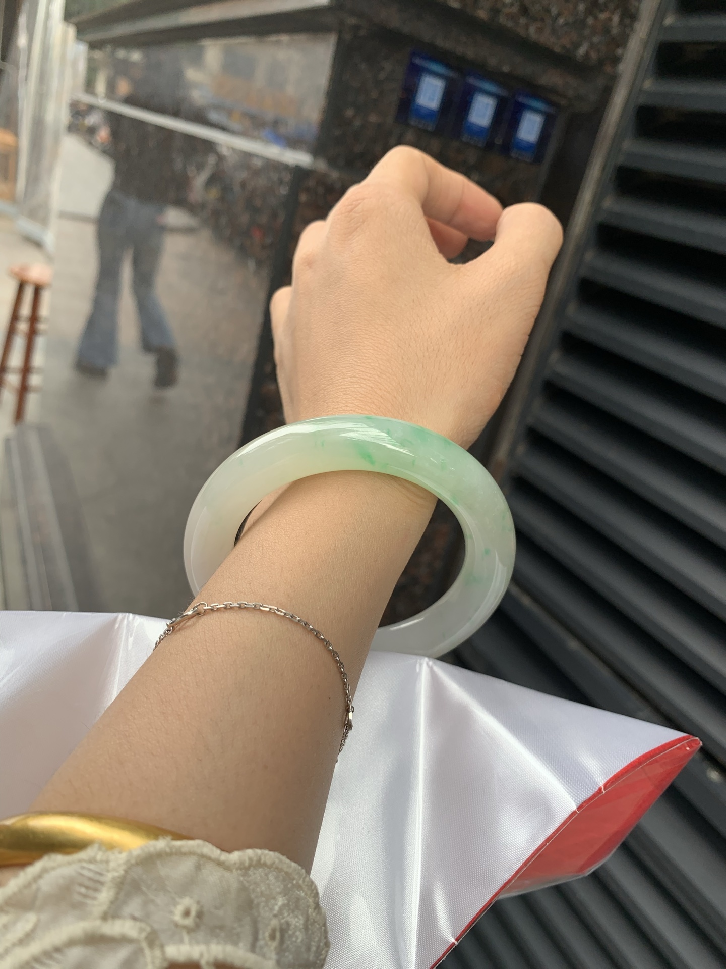 飘阳绿胖圆条 57.5-11.8-12.1 0518-563-10663 打灯小细纹，不影响，半圈飘阳绿碎花，色泽鲜艳，大胖圆条，市场上不多见了