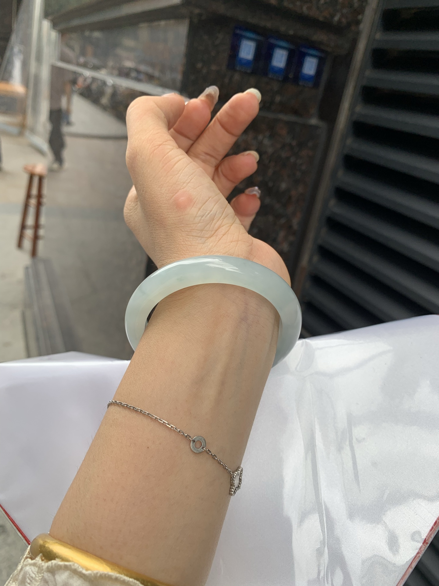 飘花正圈 0518-N751 打灯棉絮，底妆冰润，淡淡蓝底飘碎花，清爽中带着独特且直观的美