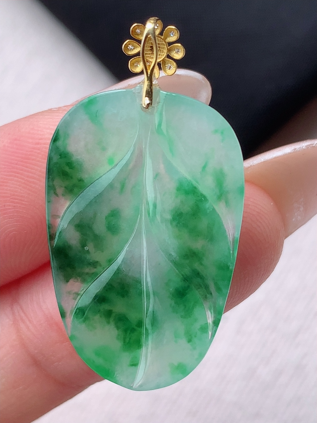 冰飘绿树叶吊坠，花色灵动，底子细腻水润，佩戴优雅精致，33.5