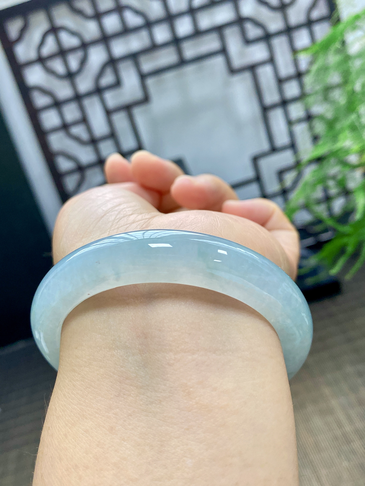 54-55圈可戴。冰种澄澈的冰晴天空蓝翡翠正圈镯，似林间晴空倒映于静水，清冽干净。种质细腻通透，胶感充盈，冰润起光，淡雅蓝调均匀柔和，像穿过绿树枝叶的清风，清冷又治愈。