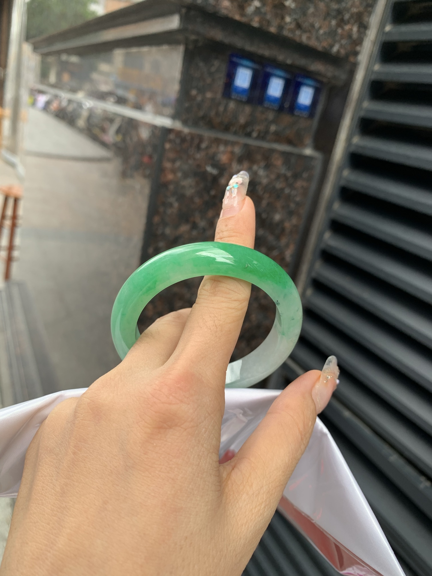 阳绿白底青正圈 打灯细纹，底妆冰润，近满圈阳绿点缀腕间风华，干净纯净的底色上，一抹翠色肆意流淌，宛如春日里的繁华盛景