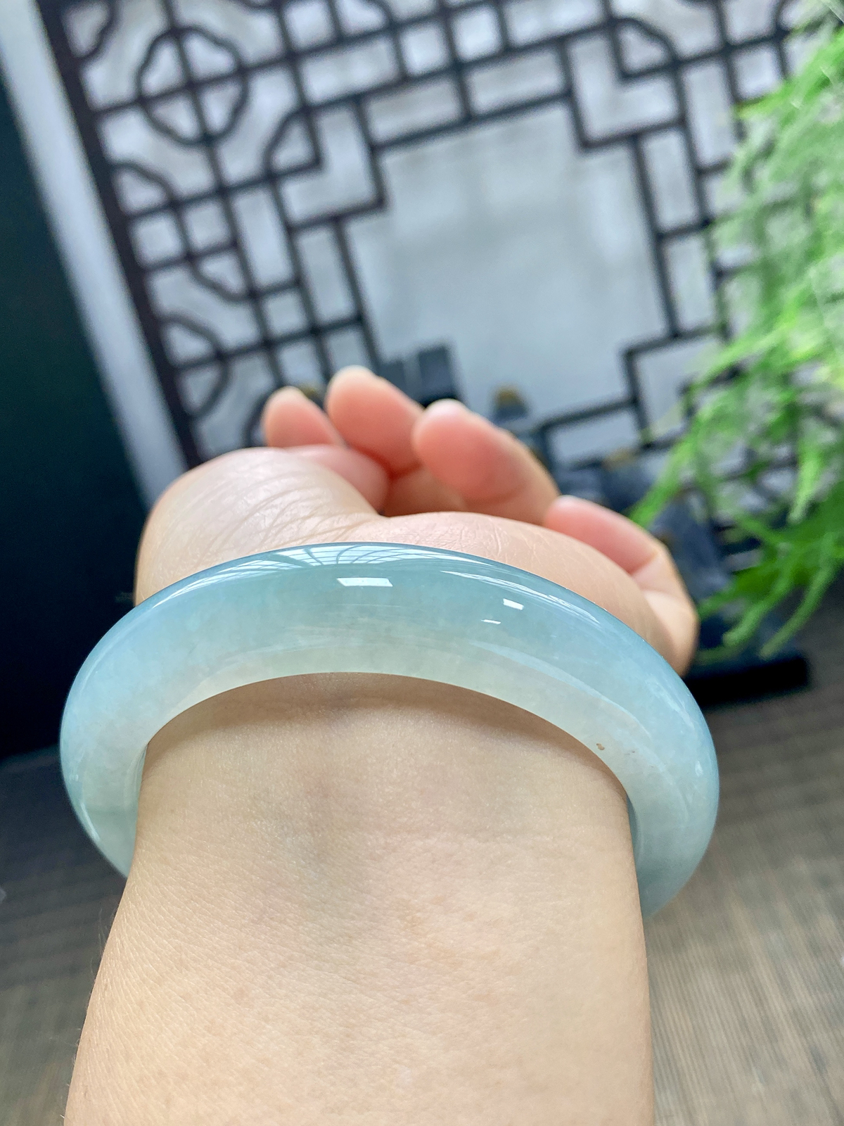56-57圈可戴。冰种澄澈的冰晴天空蓝翡翠正圈镯，似林间晴空倒映于静水，清冽干净。种质细腻通透，胶感充盈，冰润起光，淡雅蓝调均匀柔和，像穿过绿树枝叶的清风，清冷又治愈。