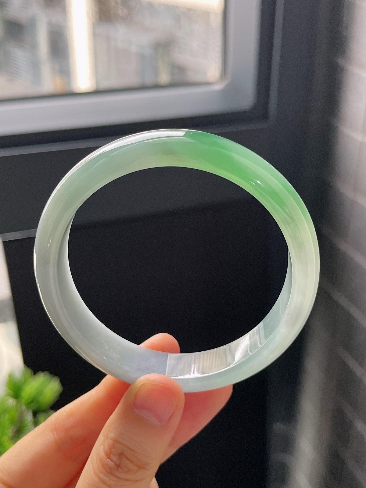 正圈58圈口，翡翠冰糯飘绿手镯