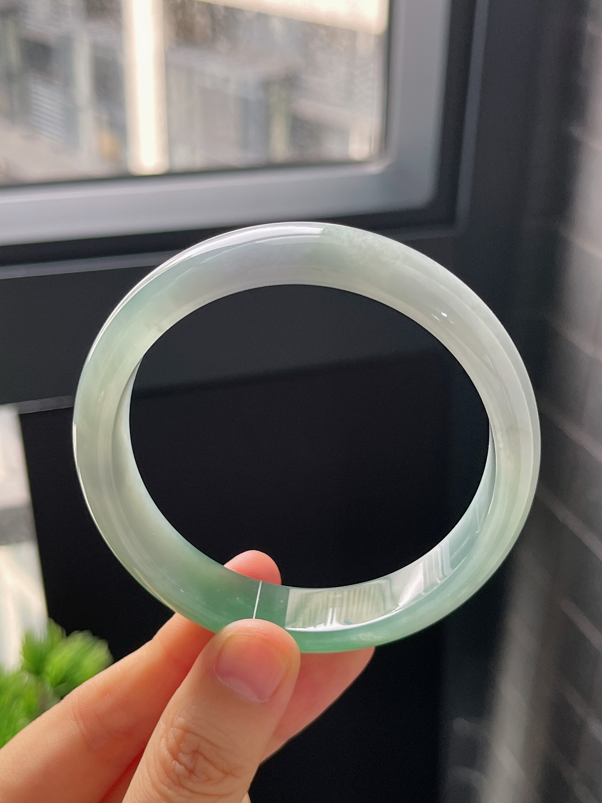 正圈58圈口，翡翠冰糯飘绿手镯