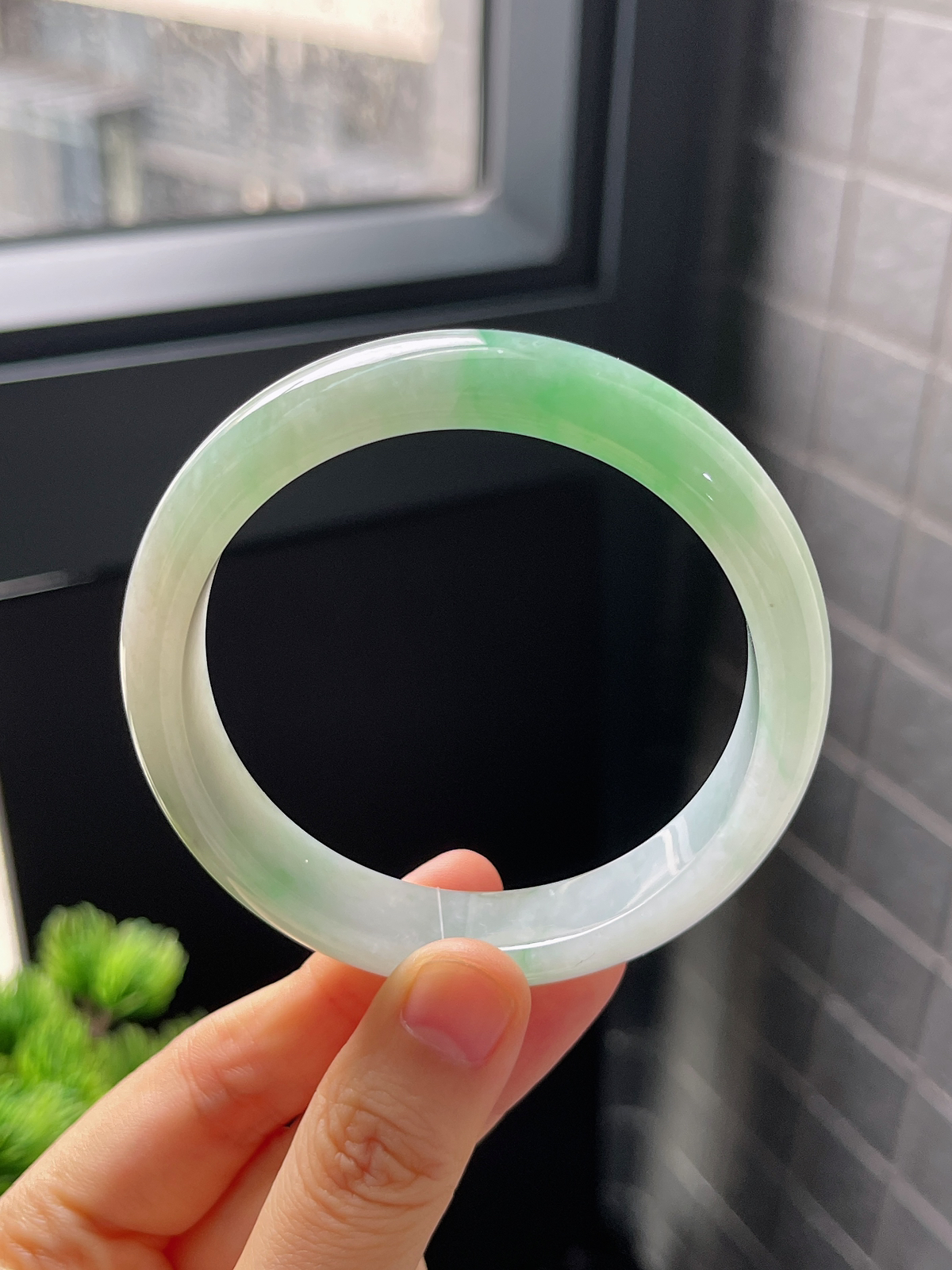 正圈57.4圈口，翡翠冰糯种飘绿手镯
