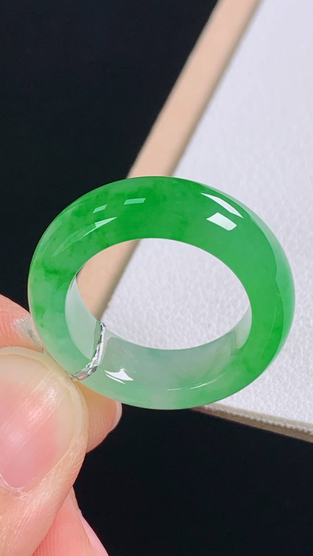 冰飘绿指环 花色灵动，胶感荧光，无裂 尺寸:圈口13/16.9-6.6-3.9mm 16