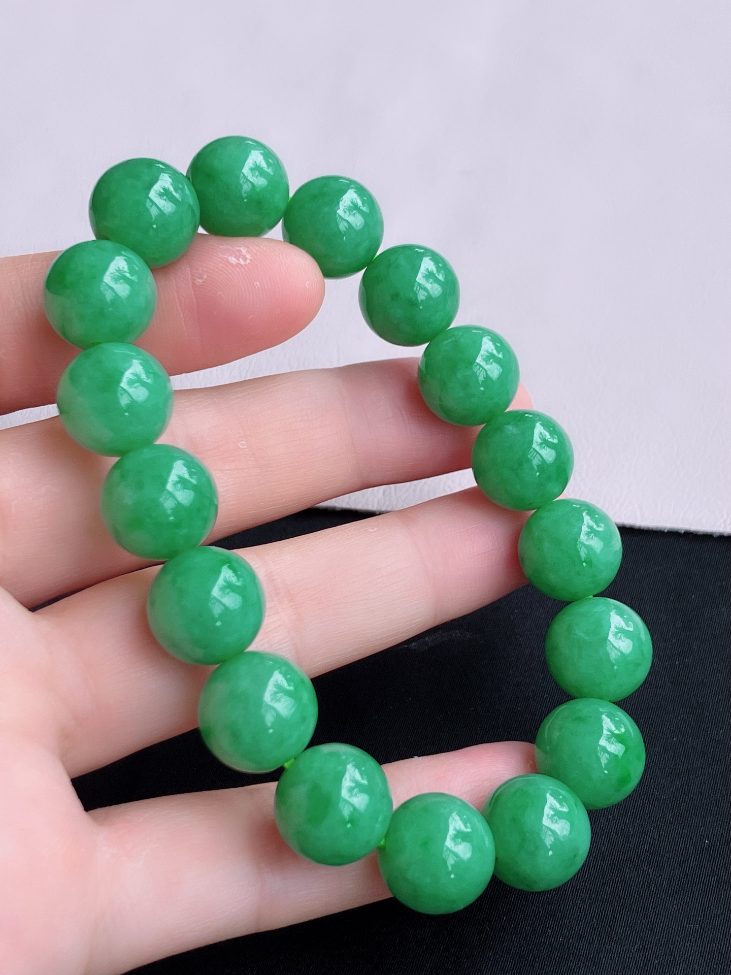 果绿手串，色美清爽，尺寸12.5/自然光实拍