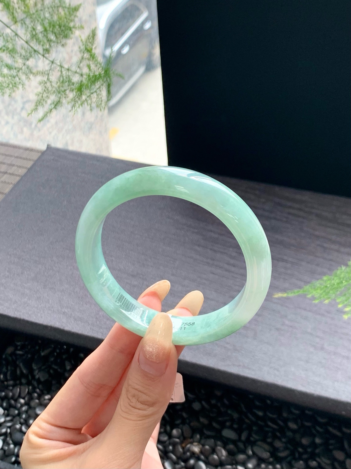 清清甜甜的浅绿，质地精致，温润晶莹翠意盎然，清新典雅，高贵大方58-12.5-8mm