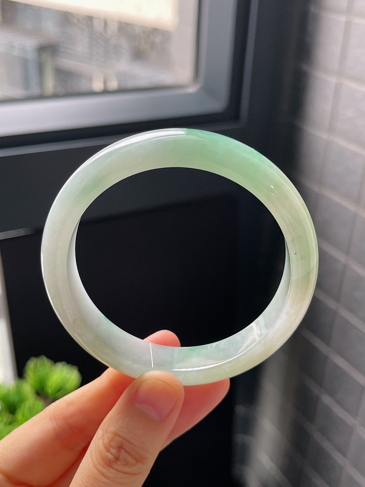 正圈57.4圈口，翡翠冰糯种飘绿手镯