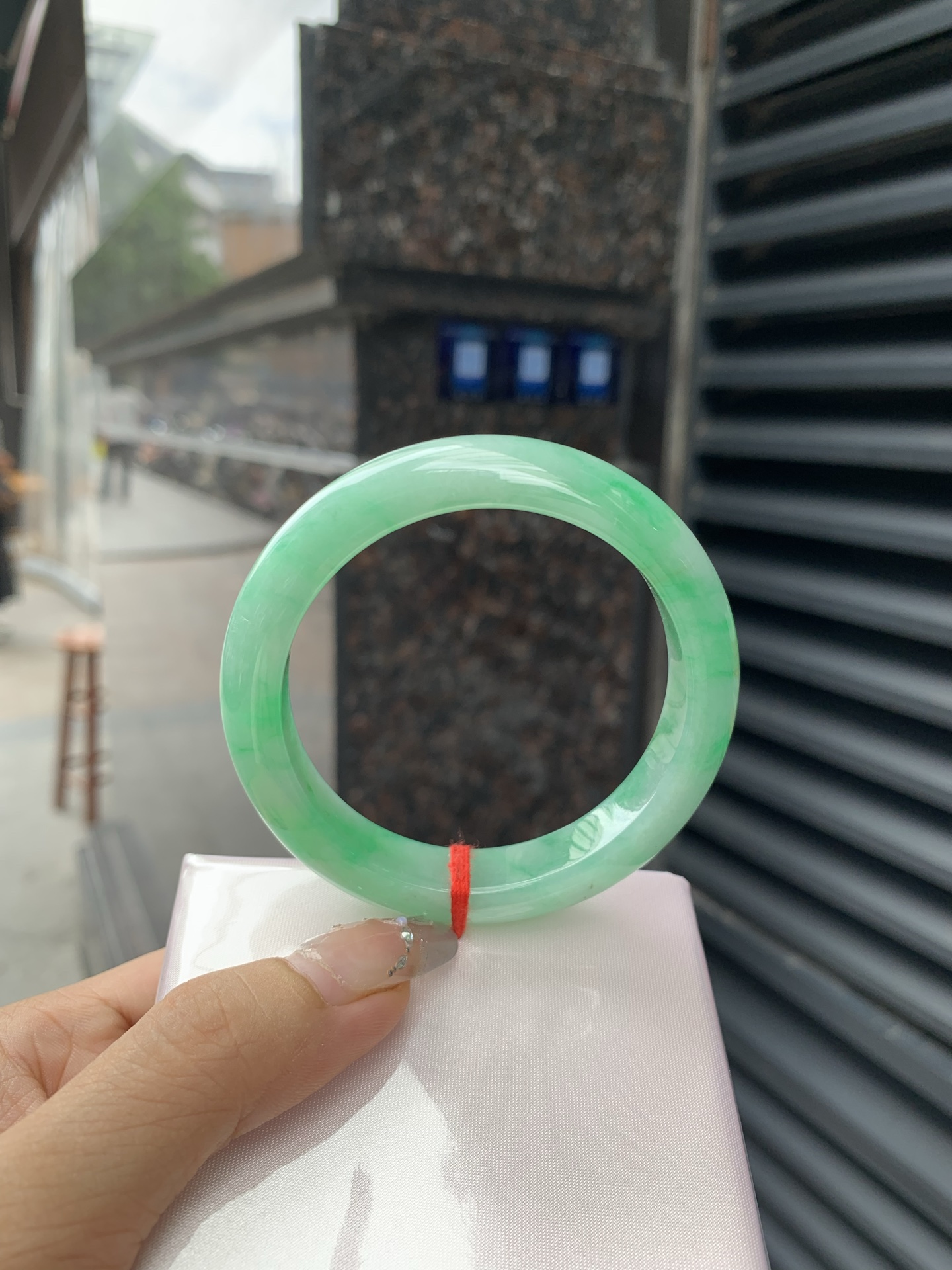 满绿正圈 54.5-8.1-11.2 0518-563-10551 打灯细纹，不影响，底妆水润，满圈阳绿花色鲜艳青翠，色泽均匀分布，举手投足之间散发出来的贵气感