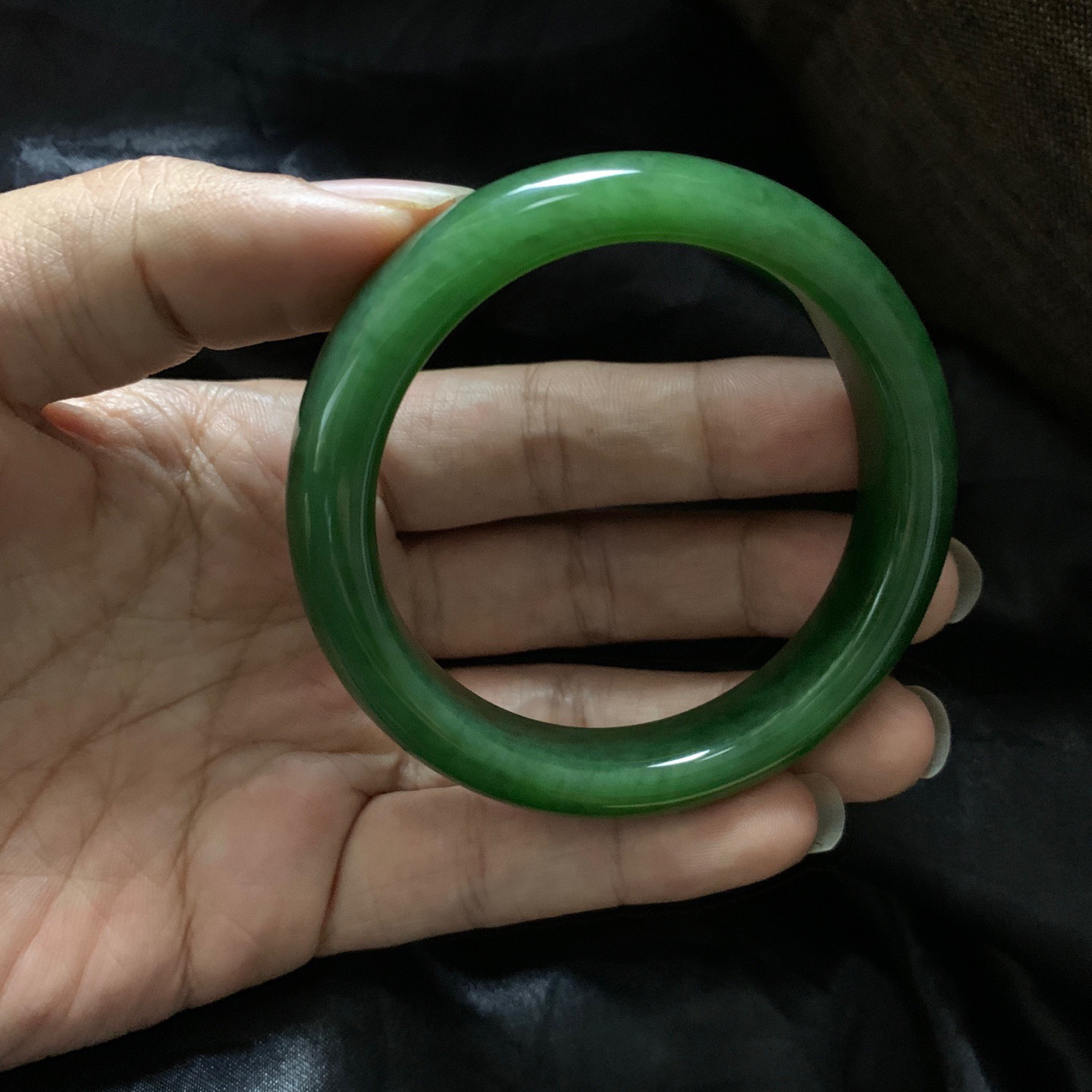 收藏款，56.5圈口和田玉碧玉冰底菠菜绿猫眼手镯，和田玉56.5圈口碧玉手镯，镯型古朴典雅。在诗情画意的雨巷相遇，你是我腕间的一抹风情，有你眸有深情.清风荡漾湖间静水，我愿俯身低眉，在烟波涟漪处寻
