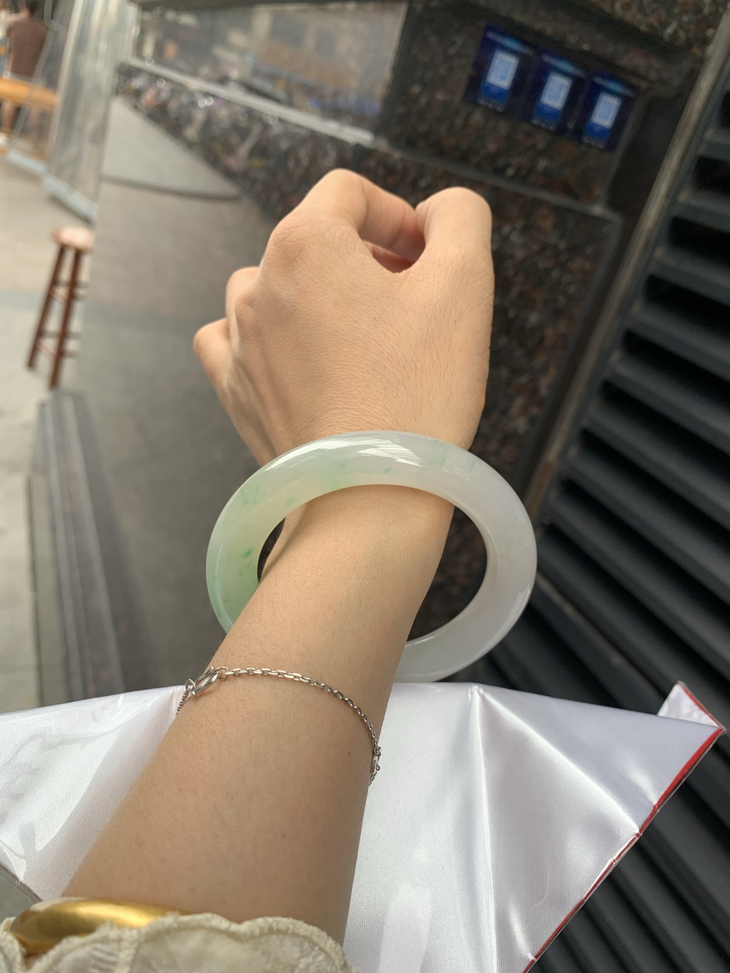 飘阳绿胖圆条 57.5-11.8-12.1 0518-563-10663 打灯小细纹，不影响，半圈飘阳绿碎花，色泽鲜艳，大胖圆条，市场上不多见了