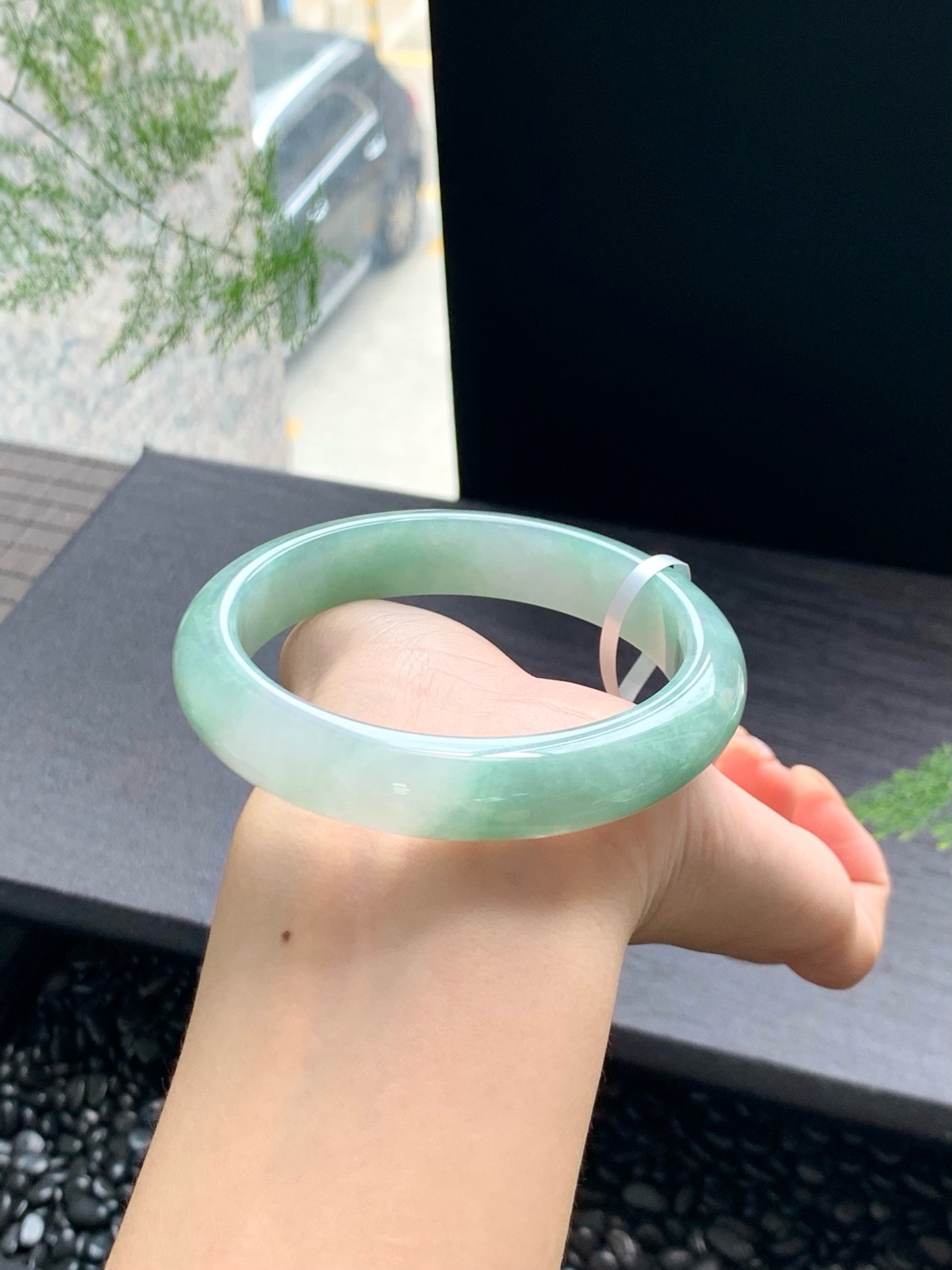 清清甜甜的浅绿，质地精致，温润晶莹翠意盎然，清新典雅，高贵大方58-12.5-8mm