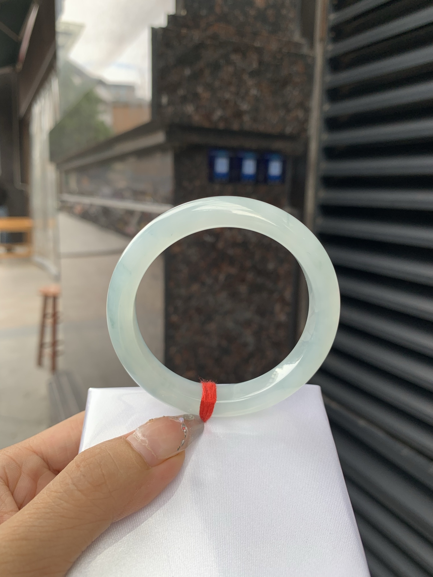 飘花正圈 0518-N751 打灯棉絮，底妆冰润，淡淡蓝底飘碎花，清爽中带着独特且直观的美
