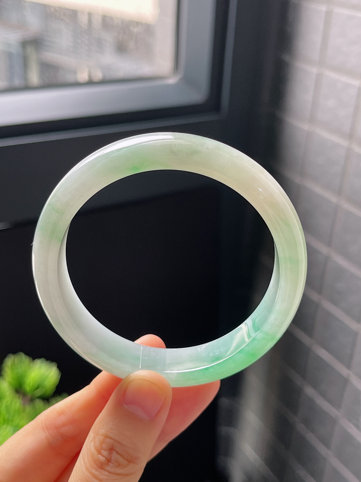 正圈57.4圈口，翡翠冰糯种飘绿手镯