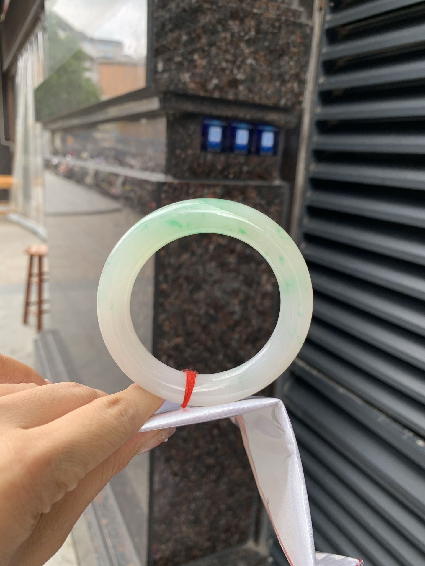 飘阳绿胖圆条 57.5-11.8-12.1 0518-563-10663 打灯小细纹，不影响，半圈飘阳绿碎花，色泽鲜艳，大胖圆条，市场上不多见了