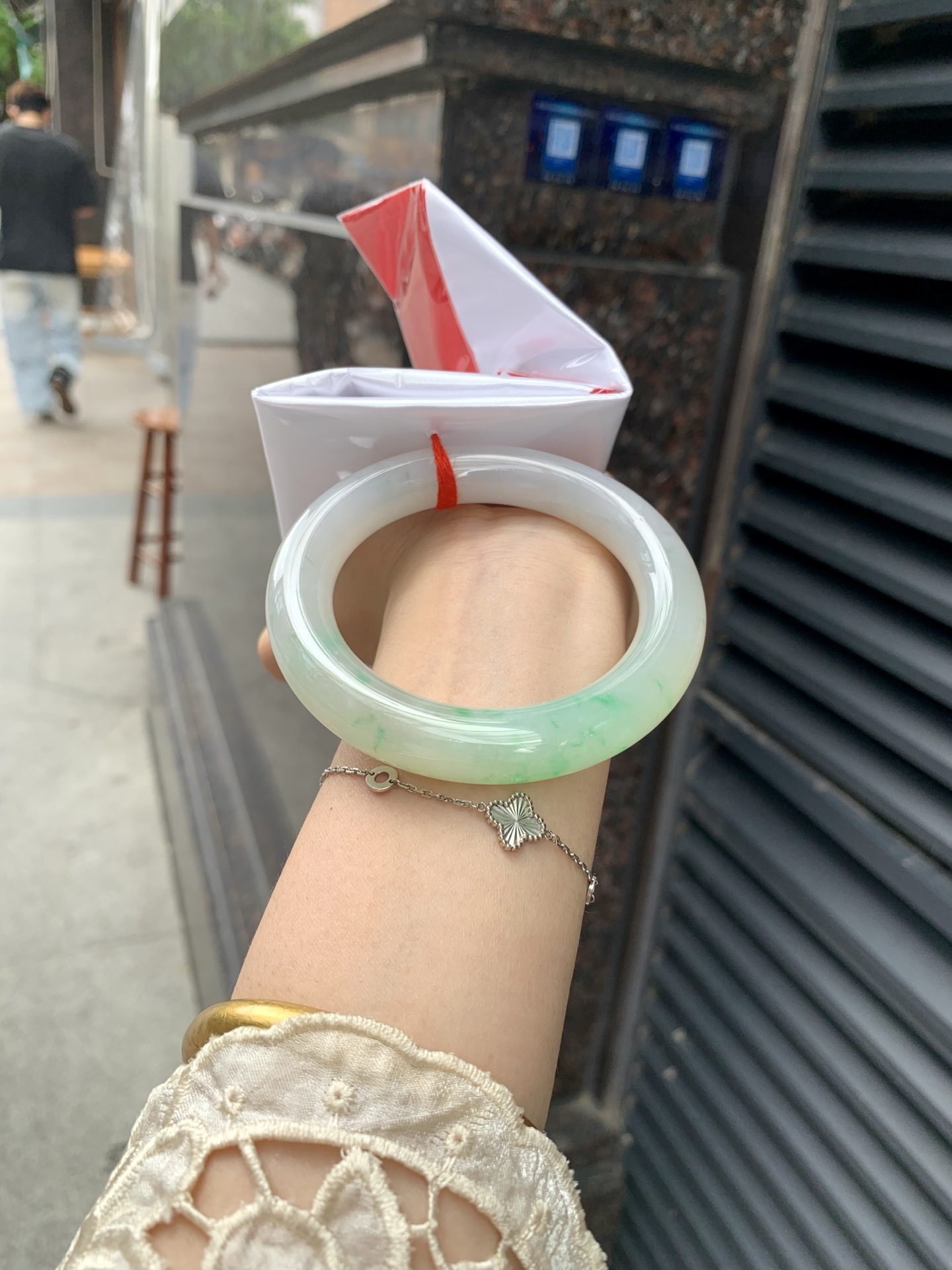 飘阳绿胖圆条 57.5-11.8-12.1 0518-563-10663 打灯小细纹，不影响，半圈飘阳绿碎花，色泽鲜艳，大胖圆条，市场上不多见了