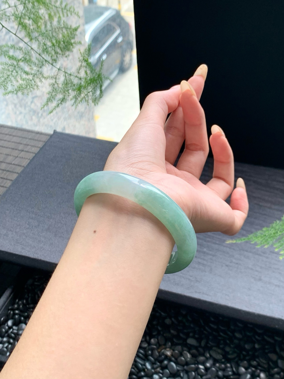 清清甜甜的浅绿，质地精致，温润晶莹翠意盎然，清新典雅，高贵大方58-12.5-8mm