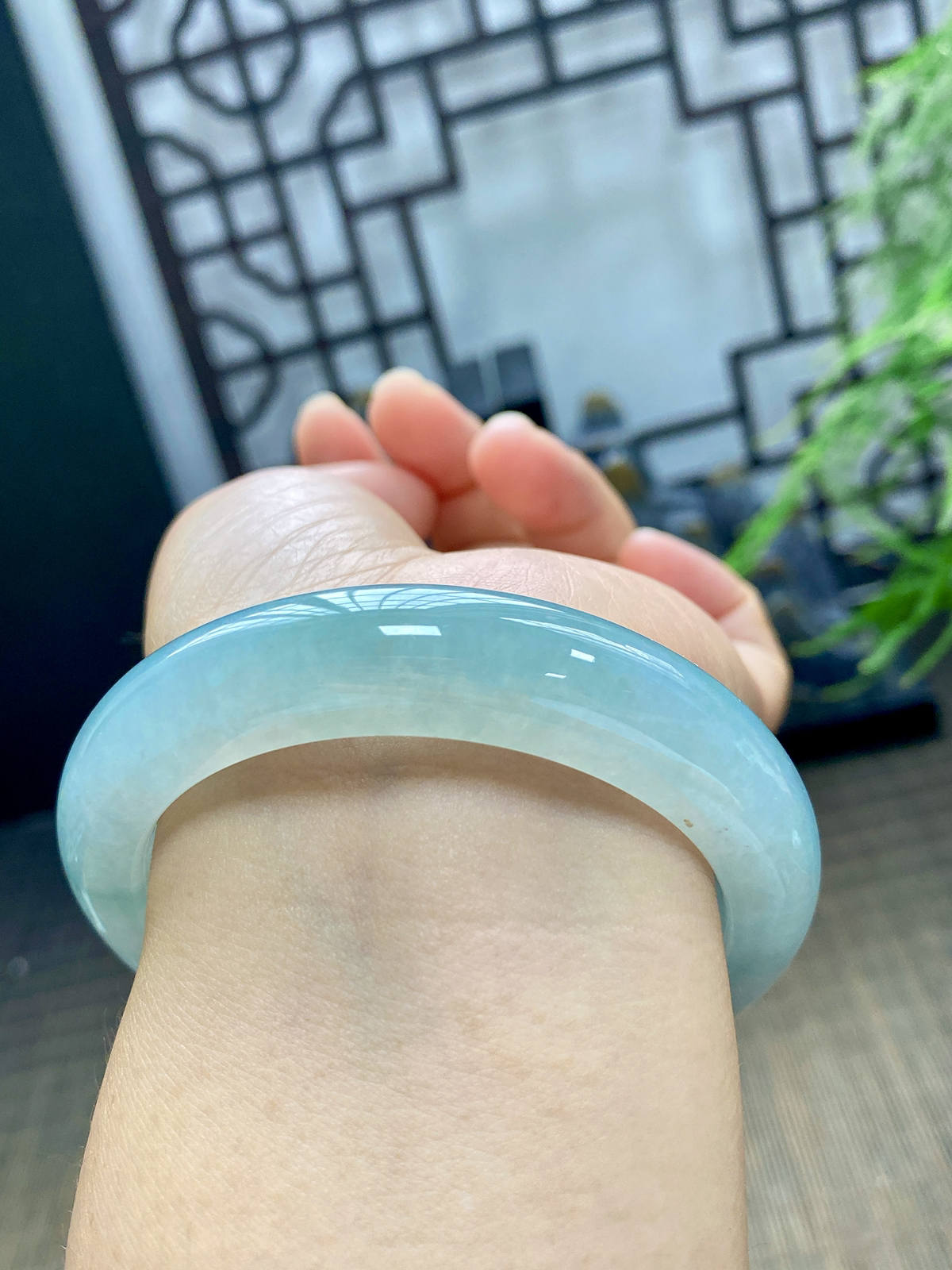 56-57圈可戴。冰种澄澈的冰晴天空蓝翡翠正圈镯，似林间晴空倒映于静水，清冽干净。种质细腻通透，胶感充盈，冰润起光，淡雅蓝调均匀柔和，像穿过绿树枝叶的清风，清冷又治愈。