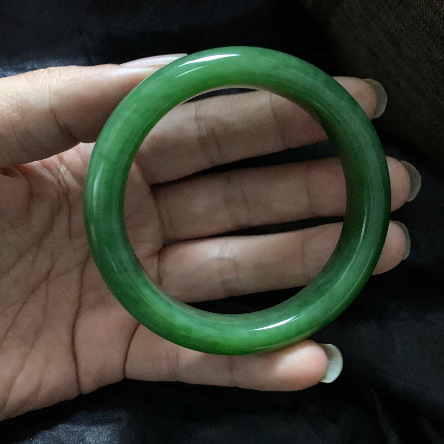 收藏款，56.5圈口和田玉碧玉冰底菠菜绿猫眼手镯，和田玉56.5圈口碧玉手镯，镯型古朴典雅。在诗情画意的雨巷相遇，你是我腕间的一抹风情，有你眸有深情.清风荡漾湖间静水，我愿俯身低眉，在烟波涟漪处寻