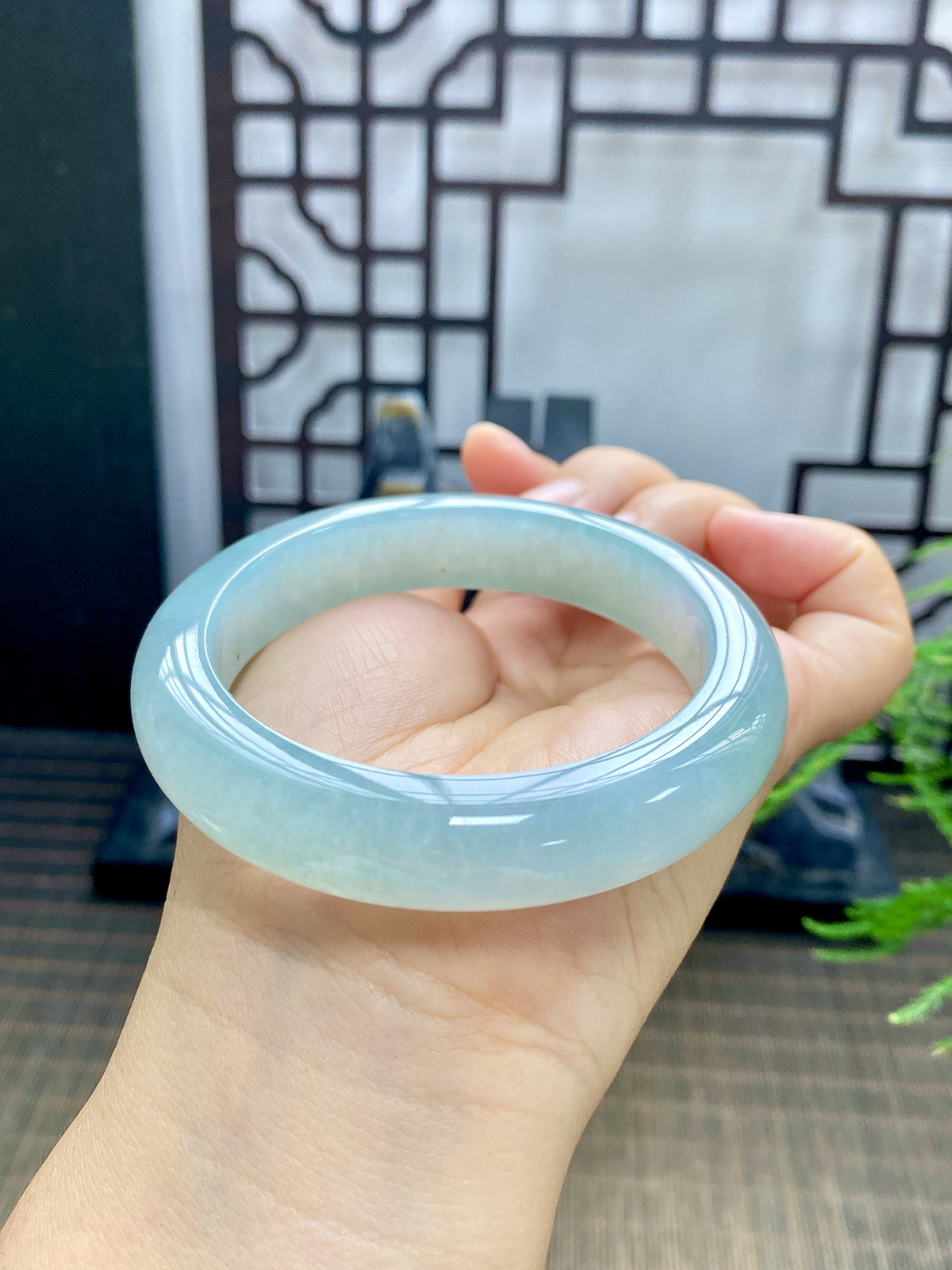 56-57圈可戴。冰种澄澈的冰晴天空蓝翡翠正圈镯，似林间晴空倒映于静水，清冽干净。种质细腻通透，胶感