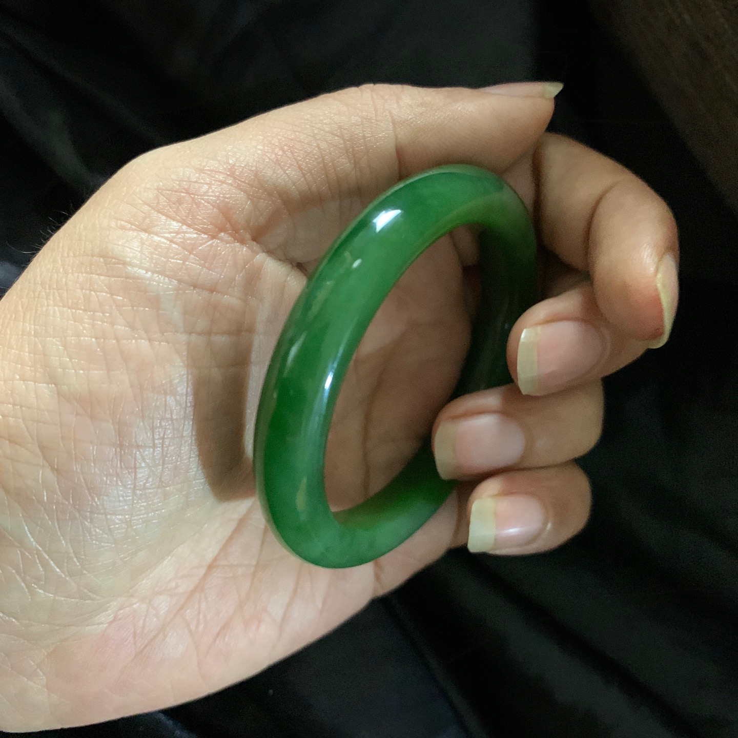 51.2圈口和田玉碧玉阳绿色手镯，和田玉51.2圈口碧玉手镯，镯型古朴典雅。在诗情画意的雨巷相遇，你