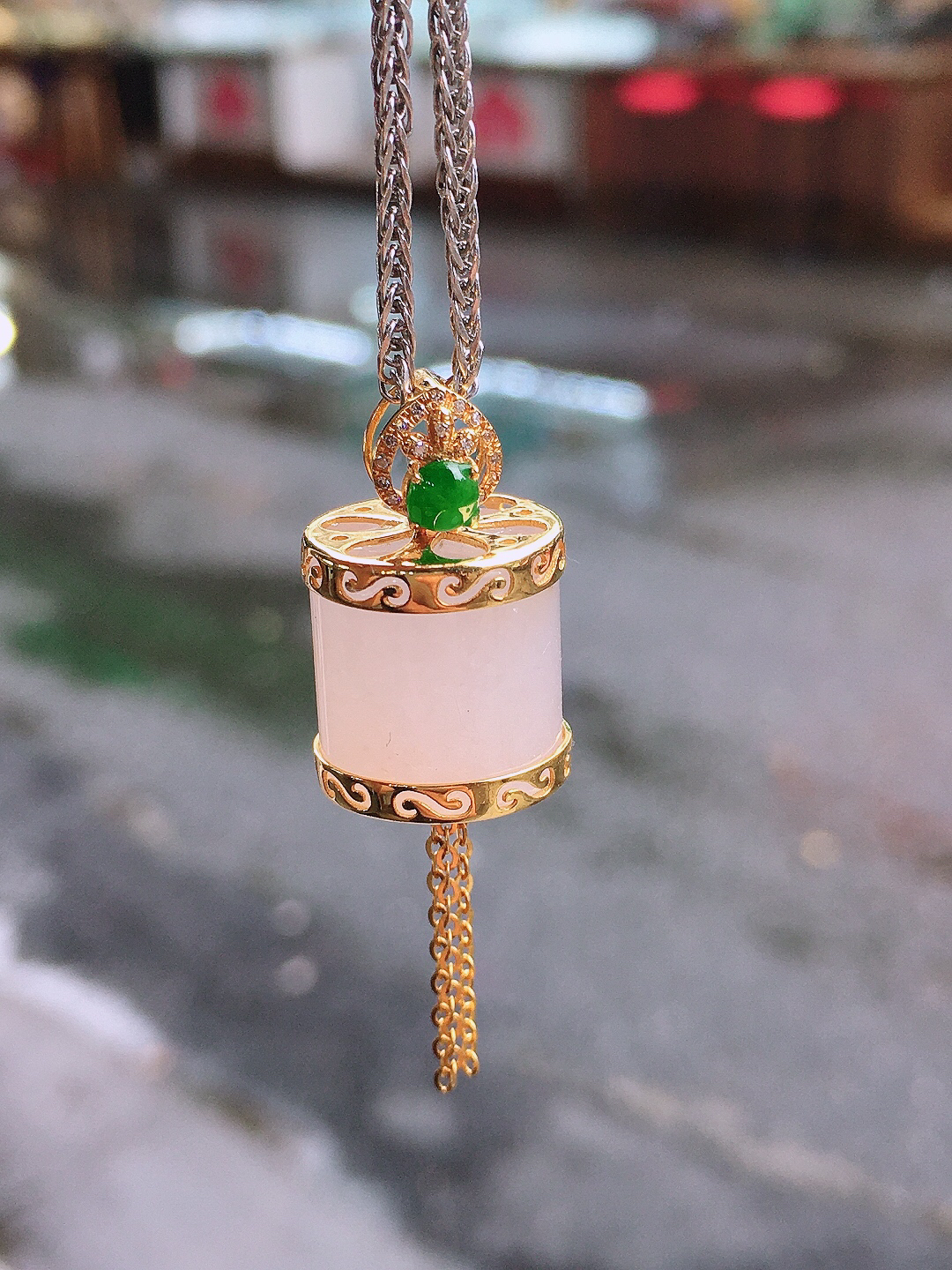 淡紫路路通吊坠，色泽均匀艳丽，玉质细腻，荧光感超
强，饱满圆润，简单大方，尽显优雅气质，18k
金豪华镶嵌
